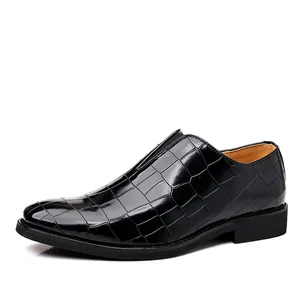 Elegantes zapatos de vestir para hombre en cuero negro con grabado de cocodrilo