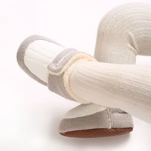 Nahaufnahme des weichen Fleecefutter und der rutschfesten Sohle der Babystiefel