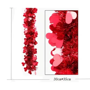 Vue macro détaillée montrant la guirlande de cœurs rouges pour décoration de Saint-Valentin