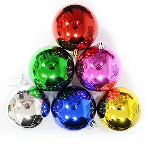 Vue détaillée de 6 boules de Noël en plastique brillant de différentes couleurs.