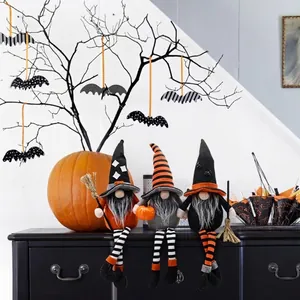Handgefertigte Halloween Zwerge mit gestreiften Beinen für festliche Dekorationen