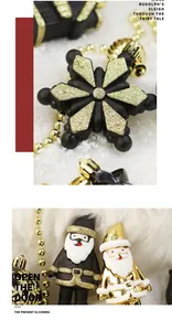 Vue détaillée d'ornements de Noël noirs et dorés avec motifs de flocon et de Père Noël