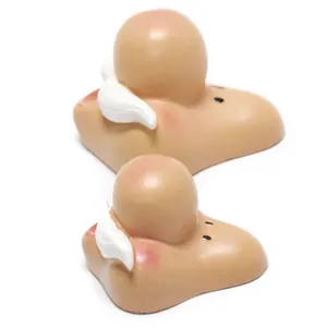 Detailansicht von zwei süßen Harz-Gesicht-Accessoires mit weißen Bärten für Puppen.