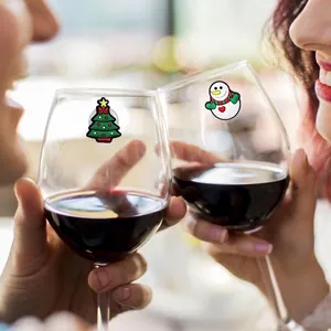 Detalle de marcadores de ventosa para copas de vino con diseño de árbol y muñeco de nieve