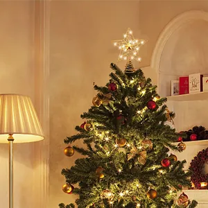 Eleganter goldener Christbaumspitzstern aus Metalldraht mit warmen LEDs auf dem Weihnachtsbaum
