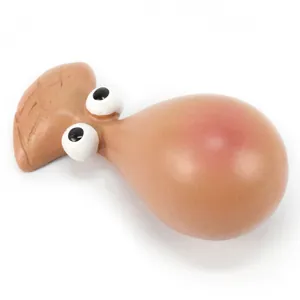 Vue détaillée d'un nez en résine en forme de goutte avec de gros yeux pour poupées