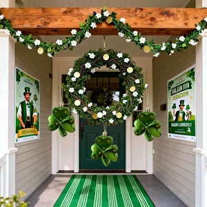 St. Patrick's Day Dekoration mit Kleeblatt-Anhängern und grünem Kranz
