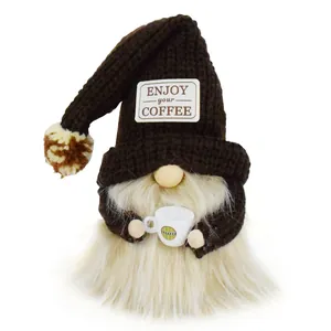 Détail d'un gnome à café avec écusson "Enjoy Your Coffee" tenant une tasse miniature.