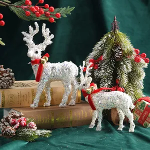 Exquisite weiße glitzernde Weihnachtsrentier-Figuren mit eleganten roten Samtschleifen