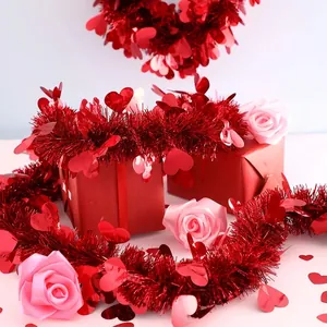 Détail de guirlande de cœur en guirlande rouge avec paillettes pour cadeau de Saint-Valentin.