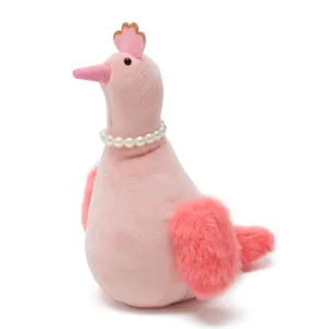 Detailweergave van een roze pluche kuikenmascotte met decoratieve parelketting.