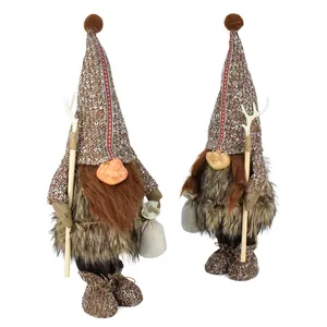Coppia di statuette di gnomi primitivi con volti in resina e abiti in finta pelliccia.
