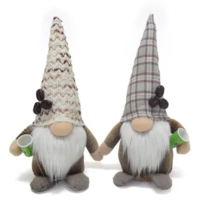 Detalle de los sombreros de tela y las barbas de piel sintética de los gnomos de café.
