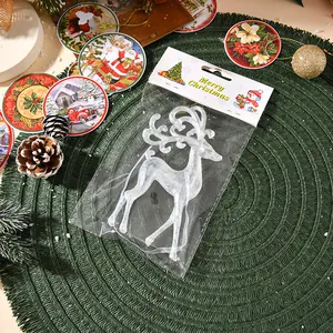 Nahaufnahme eines glitzernden durchsichtigen Weihnachtsrentier-Ornaments
