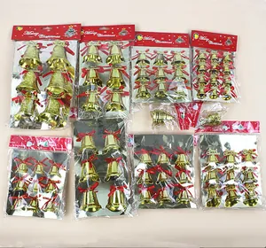 Paquetes surtidos de campanas navideñas doradas con lazos rojos y etiquetas de Navidad