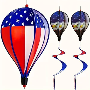 Détails de trois éoliennes en montgolfière patriotiques avec étoiles et rayures US.