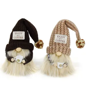 Gnomes à café avec chapeaux tricotés et tasses, vue détaillée en marron et à motifs