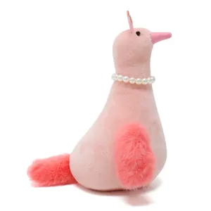 Zijaanzicht van een schattige roze pluche vogel met een parelketting decoratie