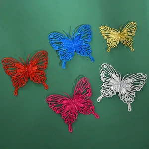 Dettaglio macro di farfalle artificiali glitterate colorate per feste natalizie