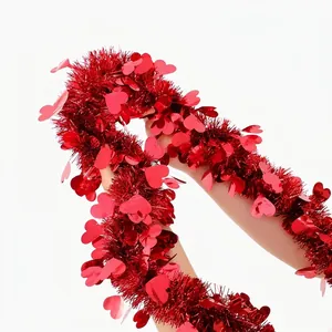 Détail d'une guirlande de cœurs rouges vibrants pour la décoration de la Saint-Valentin.