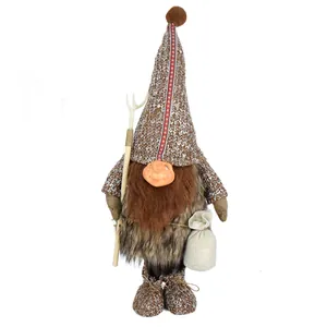 Vista dettagliata della decorazione gnomo di peluche primitivo con viso in resina e bastone