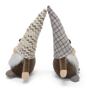 Pareja de gnomos de peluche hechos a mano con temática de café y sombreros tejidos y a cuadros