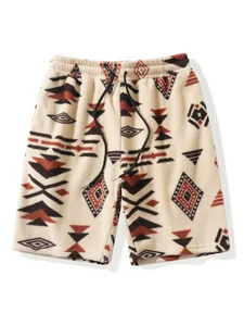 Detailansicht der Fleece-Shorts für Herren mit geometrischem Muster und Kordelzug.