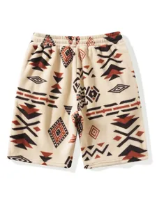 Gemütliche Herren-Fleece-Shorts mit Stammesmuster und orangem geometrischem Design
