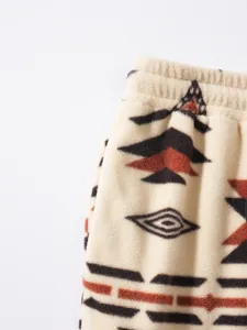 Detailansicht der ethnischen Muster und des Gummibunds an dicken Fleece-Freizeitshorts