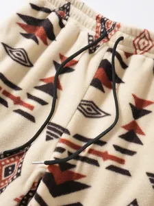 Detailansicht des weichen Fleece-Stoffs und Kordelzugs an der Tribal-Druckhose
