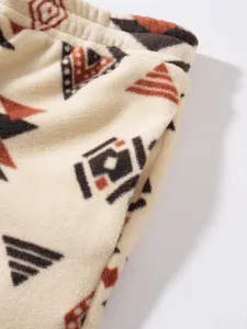 Detaillierte Makroansicht von weichem Fleece-Stoff mit retro-geometrischem Ethno-Muster