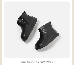Vista superior de botines de cuero negro minimalistas para niños con cremallera