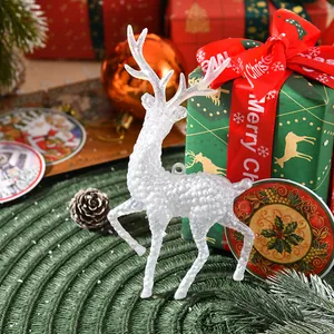 Detailansicht eines weißen Rentier-Ornaments in einer festlichen Weihnachtsdekoration