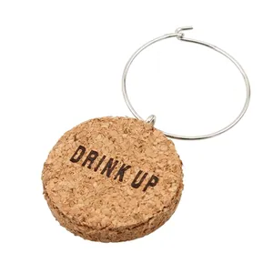 Détail d'un marque-verre en liège naturel avec gravure DRINK UP sur fond blanc