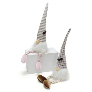 Paire de gnomes à café en peluche avec de hauts chapeaux rayés et à carreaux sur boîte