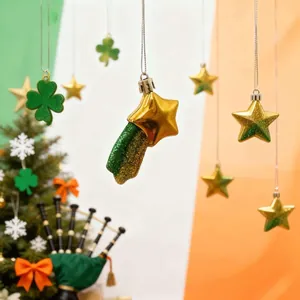 Nahaufnahme von glänzenden grünen Kleeblättern und goldenen Sternen für St. Patrick's Day.
