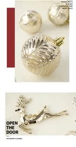 Dettaglio di palline di Natale champagne e di un ornamento di renna geometrica appesa
