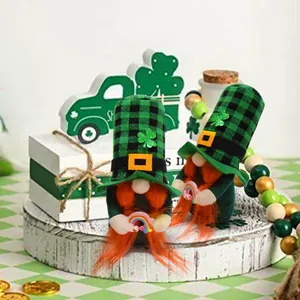 St. Patrick's Day Gnome mit grünen Karohüten und orangefarbenen Bärten als Dekoartikel