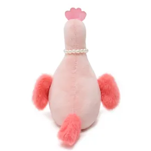 Achteraanzicht van een schattige roze pluche kippenmascotte met een parelketting decoratie