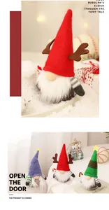 Vue détaillée de gnomes de Noël faits main avec barbe blanche et bois de renne décoratifs
