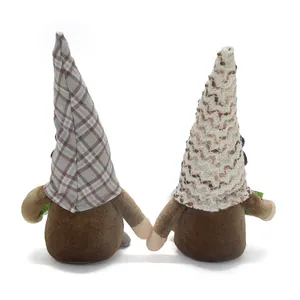 Vista trasera de dos gnomos de peluche hechos a mano que se sostienen de la mano decor