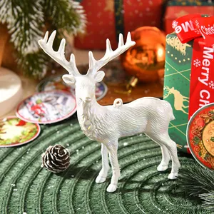 Detailansicht eines weißen schimmernden Rentier-Weihnachtsschmucks in festlichem Rahmen