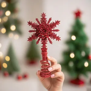 Roter glitzernder Schneeflocken-Weihnachtsbaumaufsatz mit festlichem Hintergrund-Bokeh