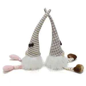 Paire de gnomes à café en peluche avec longs chapeaux à rayures et à carreaux, barbe blanche