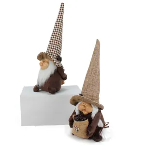 Detailansicht von zwei Kaffee-Gnome mit Harzgesichtern und spitzen Hüten auf Podest.