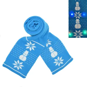 Vista dettagliata di una sciarpa natalizia in maglia blu con pupazzi di neve a LED luminosi