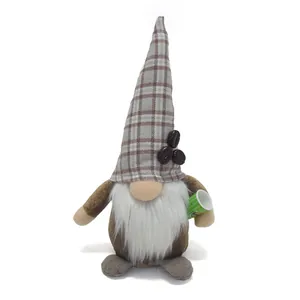 Gnomo de café hecho a mano, muñeco de peluche con gorro de cuadros y taza de café