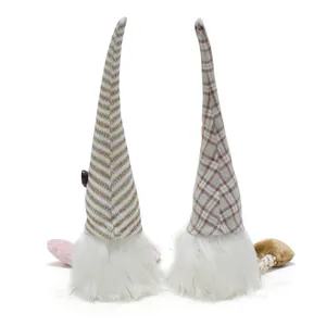 Paire de gnomes à café en peluche avec chapeaux à carreaux et rayures et barbes.