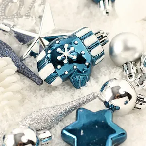 Blau-silbernes Weihnachtsdeko-Set mit Baumstern und festlichen Christbaumkugeln