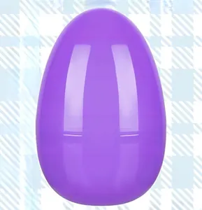 Vista macro di un guscio d'uovo di Pasqua in plastica viola lucida da 30 cm di altezza